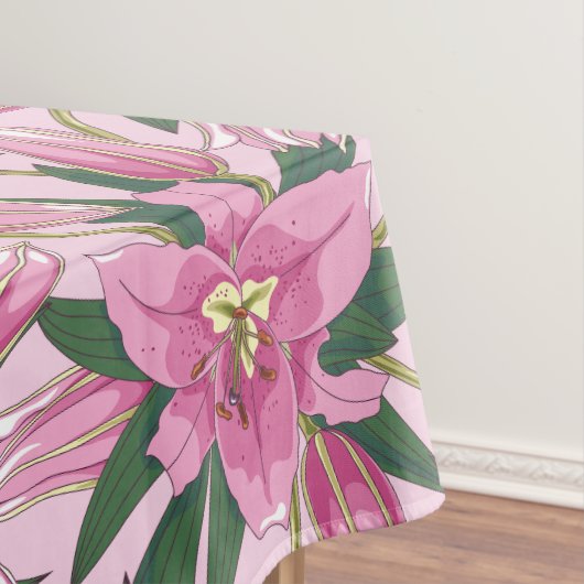 Bloeiende lelies in pastelroze tafelkleed (Voorbeeld)