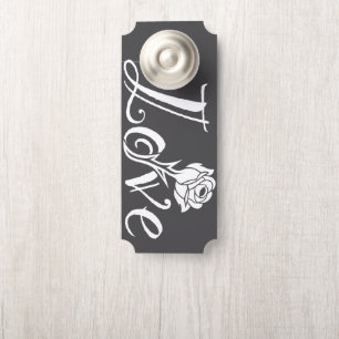 Bloeiende liefde: typografie met een bloemige twis deurhanger