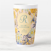 Bloeiende mystieke bloemenmonogram Beige Latte Mok (Voorkant)