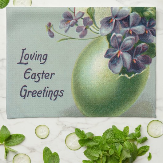  bloeiende paarse bloemen in een paasei theedoek (Gevouwen)