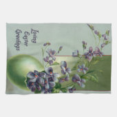  bloeiende paarse bloemen in een paasei theedoek (Horizontaal)