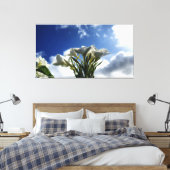 Bloeiende Plumeria tegen een stralende hemel Canvas Afdruk (Insitu (Slaapkamer))