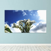 Bloeiende Plumeria tegen een stralende hemel Canvas Afdruk (Insitu (Houten vloer))