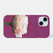 Bloeiende Roos Alleen op Magenta iPhone 15 Case (Achterkant horizontaal)