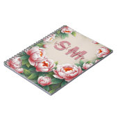 Bloeiende roze pioenroos bloemen en weelderige gro notitieboek (Linkerzijde)