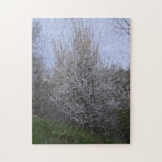 Bloeiende witte boom op de rivier de Boise Legpuzzel (Verticaal)