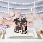 Bloem Bedankdoosjes<br><div class="desc">Deze cadeauverpakkingsdoos is afgebeeld in een mooie bloemprint in de kleuren zwart,  bordeauxrood,  roze en goud.
Kies uit vele stijlen,  pas dit item aan of koop het zoals het is.




Gelicentieerde print</div>