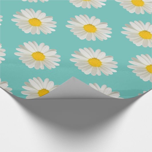 Bloem bloemendruk madeliefjes op kobaltblauw cadeaupapier (Hoek)