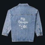 Bloem Botanische Mrs Honeymoon Gift Denim Jacket<br><div class="desc">De klassieke denim jas met een modern "Mrs Robinson" kalligrafie script met een bloemenboeket,  maakt de perfecte huwelijksreis,  vrijgezellenfeest en pasgetrouwd cadeau.</div>