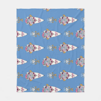 Bloem- en parfumboeketbundel op blauw fleece deken