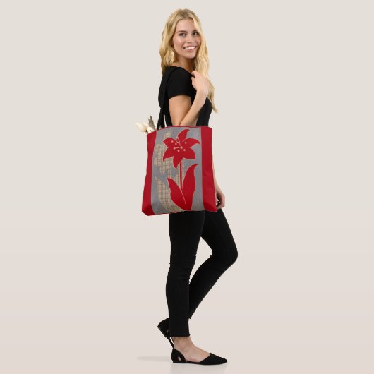 bloem- en schaduwbloemdruk tote bag (Op model)
