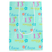 Bloem gepersonaliseerde naam leeftijd 13e verjaard medium cadeauzakje (Achterkant)