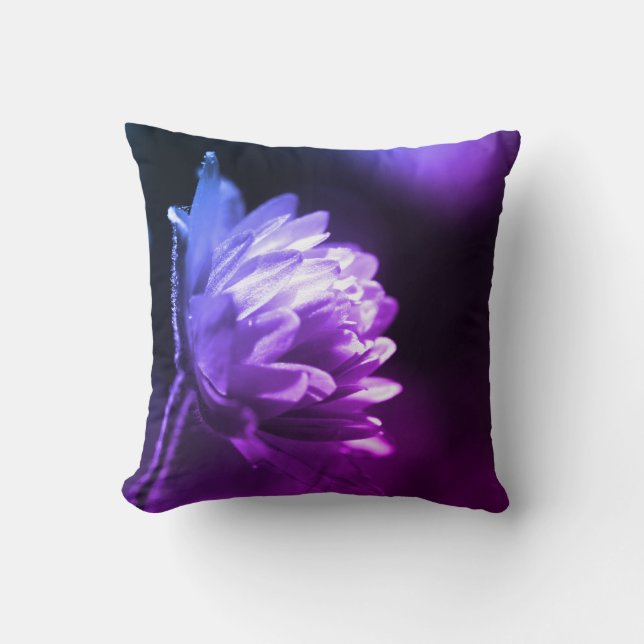 Bloem in zonlicht zwart-wit kleurentint kussen (Voorkant)