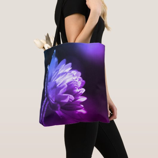 Bloem in zonlicht zwart-wit tint tote bag (Dichtbij)