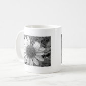 Bloem in zwart-wit koffiemok (Voorkant links)