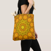 Bloem Mandala met gloeiende schaduwen van geel Tote Bag (Dichtbij)