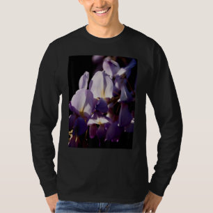 Bloem van blauweregen met onscherpe achtergrond en t-shirt