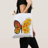 Bloem vlinder met gele Californische pap Tote Bag (Dichtbij)