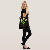 "Bloembezorging" schoudertote Tote Bag (Op model)