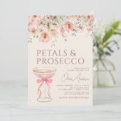 Bloemblaadjes & Prosecco Blush Roze Bruidsuitnodig Kaart (Staand voorkant)