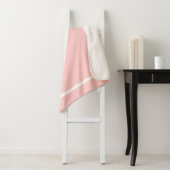 Bloemblad Roze en Witte Griekse Sleutel Monogram Sherpa Deken (In situ)