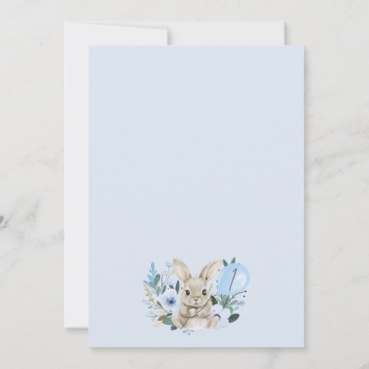 Bloemblauw Een konijn wordt een 1e verjaardag Kaart (Achterkant)
