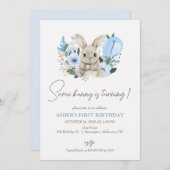 Bloemblauw Een konijn wordt een 1e verjaardag Kaart (Voorkant / Achterkant)