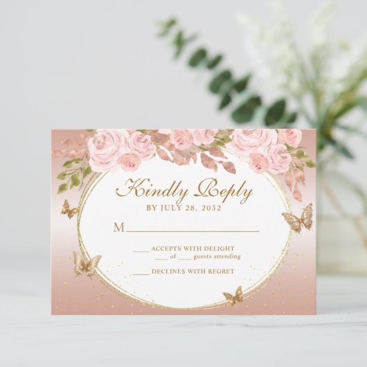 Bloemblush roze goud tiara vlinder quinceañera RSVP kaartje (Staand voorkant)