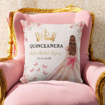 Bloemblush roze prinses Quinceanera Kussen<br><div class="desc">Voeg een vleugje elegantie toe aan uw feest met het Floral Blush Pink Princess Quinceañera Sierkussen. Dit charmante kussen heeft een zacht blozend roze achtergrond versierd met delicate bloemige design, perfect als aanvulling op een quinceañera met een prinsessenthema. Ideaal als evenementeninrichting of souvenir, dit kussen voor gooien voegt comfort en...</div>