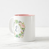 Bloemblush succulenten Cactus krans monogram Tweekleurige Koffiemok (Voorkant links)