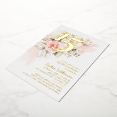 Bloemen 15e verjaardag Quinceanera Script Gold Folie Uitnodiging (Gedraaid)