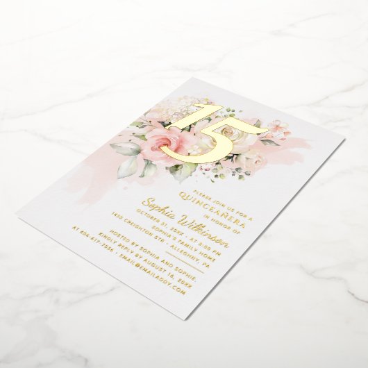 Bloemen 15e verjaardag Quinceanera Script Gold Folie Uitnodiging (Gedraaid)