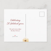 Bloemen 50e verjaardag – Elegant Gele Bloem Design Aankondigingskaart (Achterkant)