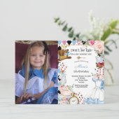 Bloemen Alice in Wonderland Verjaardags Tea Party Kaart (Staand voorkant)