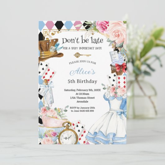 Bloemen Alice in Wonderland Verjaardags Tea Party Kaart (Staand voorkant)