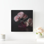 Bloemen | Bleke roze pinda's in vaas Vierkante Klok (Huis)