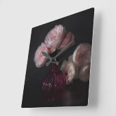 Bloemen | Bleke roze pinda's in vaas Vierkante Klok (Hoek)