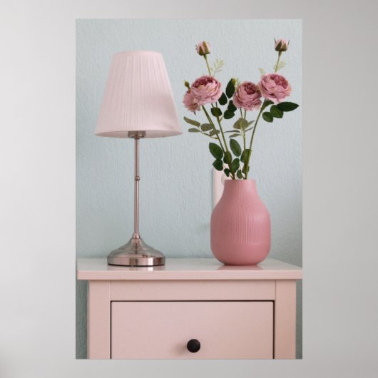 Bloemen | Bleke roze rozen op de nachtstand Poster (Voorkant)