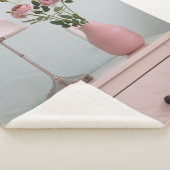 Bloemen | Bleke roze rozen op de nachtstand Sherpa Deken (3/4)