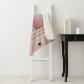 Bloemen | Bleke roze rozen op de nachtstand Sherpa Deken (In situ)