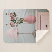 Bloemen | Bleke roze rozen op de nachtstand Sherpa Deken (Voorkant (horizontaal))