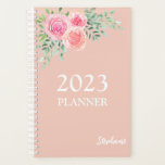 Bloemen Blush Roze Planner<br><div class="desc">Deze girale planner is versierd met een waterverf van rozen en bladeren in tinten roze, stomkop en groen op een gouden achtergrond van het roos. Eenvoudig aan te passen met het jaar en de jouw naam. Gebruik het Hulpmiddel van het Ontwerp om de tekstgrootte, de stijl, of de kleur te...</div>