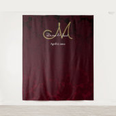 Bloemen Bordeaux Gouden Trouw Monogram Foto Booth Wandkleed (Voorkant)