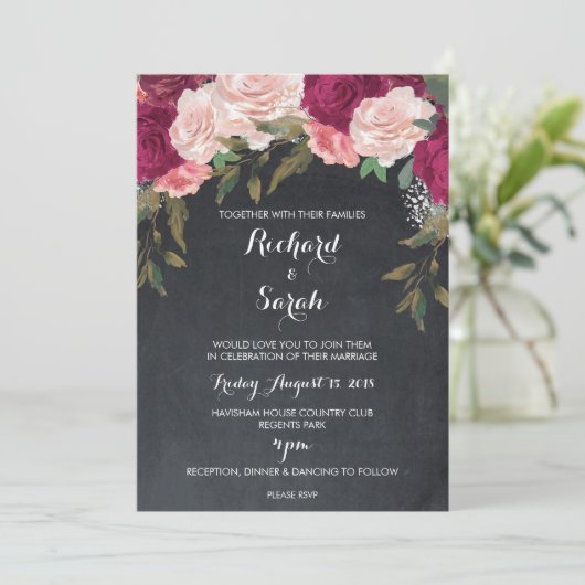 Bloemen bruiloft uitnodiging bordeaux krijtbord (Staand voorkant)