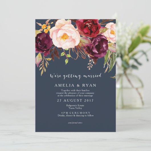 Bloemen bruiloft uitnodiging Bourgondische marine (Staand voorkant)