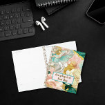 Bloemen Cherryl Blossom School Planner<br><div class="desc">Blijf georganiseerd en geïnspireerd met ons gepersonaliseerde school notitieboek! met jouw naam of welke tekst dan ook, is dit hoogwaardige spiraalgebonden notitieboek de perfecte metgezel voor al uw academische avonturen. Kies uit een verscheidenheid aan opvallende design en kleuren om het uniek voor u te maken. Of je nu notities maakt,...</div>