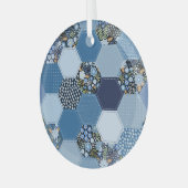 Bloemen, denim patchwork: blauw patroon. glas ornament (Voorkant links)
