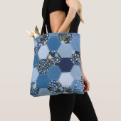 Bloemen, denim patchwork: blauw patroon. tote bag (Dichtbij)