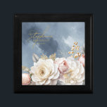 Bloemen Drama Bruiloft Bruidsmeisje Blauw ID1022 Cadeaudoosje<br><div class="desc">Deze bruidssuite met weelderige, dramatische bloemen van romig wit tot blush roze, gouden wervelaccenten en prachtige, stoffige blauwe waterverf achtergronden, creëer heeft een elegante, romantische sfeer en geeft slechts een hint van wat gasten kunnen verwachten op uw grote dag. Dit ontwerp van de giftdoos verstrekt een sjabloon om een naam,...</div>