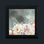 Bloemen Drama Bruiloft Bruidsmeisje Groen ID1022 Cadeaudoosje<br><div class="desc">Deze bruidssuite met weelderige, dramatische bloemen van romig wit tot blush roze, gouden wervelaccenten en prachtige waterverf achtergronden, creëer heeft een elegante, romantische sfeer, die slechts een hint geeft van wat gasten kunnen verwachten op uw grote dag. Dit ontwerp van de giftdoos verstrekt een sjabloon om een naam, de titel...</div>